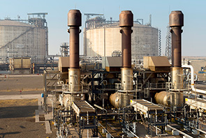 Hazira LNG regasification terminal in India (photo)