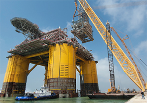 Construction of the Olympus platform for the Mars B development in the Gulf of Mexico, USA (photo)