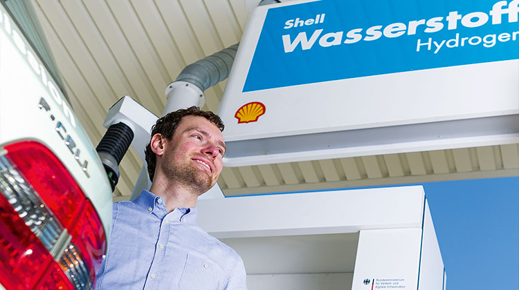 A customer at a hydrogen fuelling station in Hamburg, Germany (photo)
