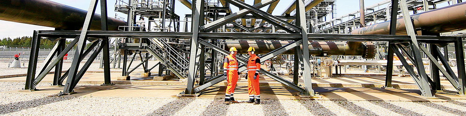 Shell employees at the Bellanaboy Bridge gas terminal in County Mayo, Ireland (photo)