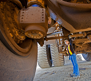 The Athabasca Oil Sands Project in north-east Alberta, Canada, has a bitumen production capacity of 255 thousand boe/d. (photo)