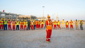 Shell contractors receive instructions on tool use at the Majnoon oilfield, Iraq. (photo)