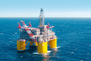 Olympus platform in the Gulf of Mexico (photo)