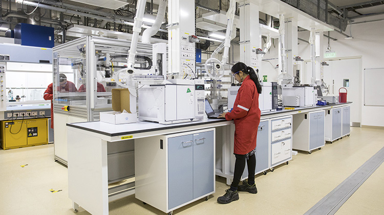 Researcher using new facilities at the Shell Technology Centre Bangalore. (photo)