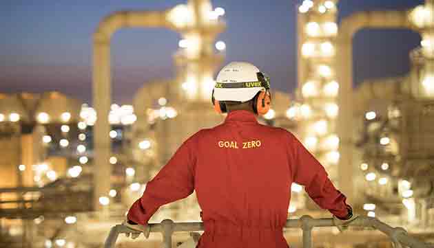 Engineer overlooking the Pearl GTL plant in Qatar (photo)