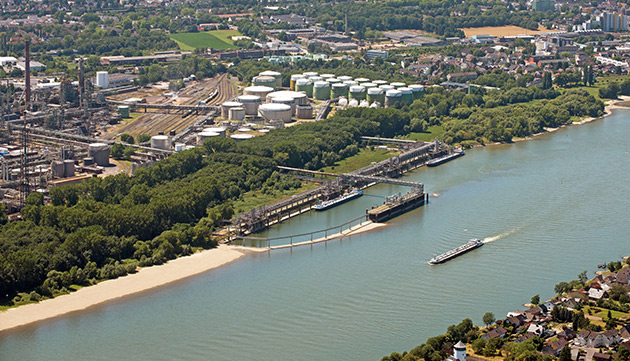 The Shell Rheinland Refinery, Germany (photo)