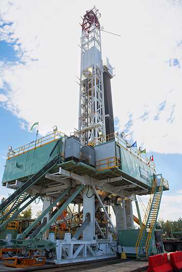 Onshore drilling rig on a site near Fox Creek, Alberta (photo)