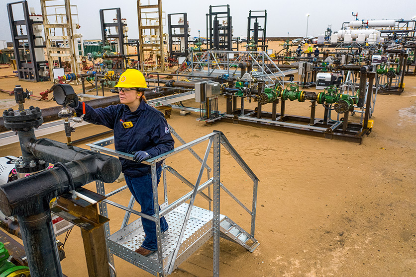 An employee checking equipment in the field of the future: iShale® well pads, Permian Basin (photo)