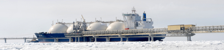 Oil tanker in the Arctic (photo)