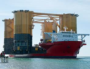 The hull of the new platform for the Mars B project being moved to the Gulf of Mexico, USA. (photo)