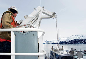 A trained team of people from the community assist in an oil spill response drill in Alaska, USA (photo)