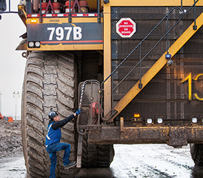 An operator prepares to start work at the Muskeg River Mine in Alberta, Canada (photo)