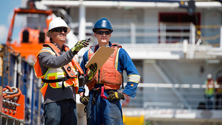 Crew members consult at the Shelburne Basin deep-water exploration project, Canada (photo)
