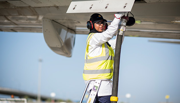 Female Shell operative refueling a plane for Shell Aviation in Oman. (photo)