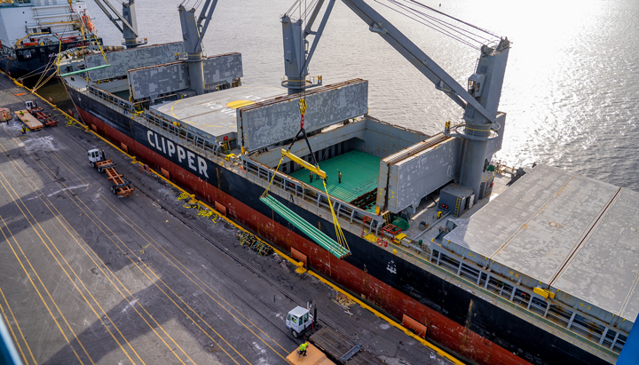 Pipeline for the Falcon Ethane Pipeline System, arriving from Japan on the Clipper Kamoshio at the Port of Philadelphia, USA (photo)