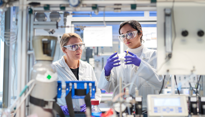 Shell employee working together with a PhD student in a lab at Shell Technology Centre Amsterdam, 2019 (photo)