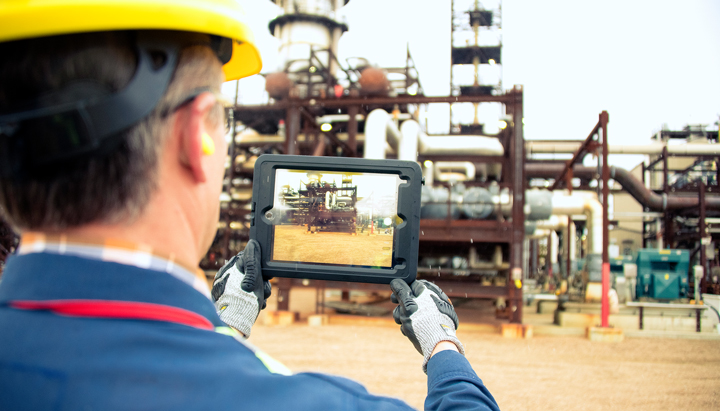 A worker at the Scotford Manufacturing Complex captures field data of the Quest Carbon Capture Unit using his iPad (photo)
