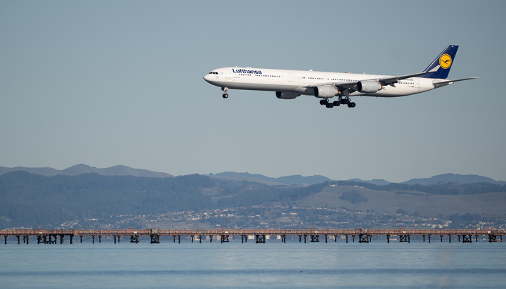 Lufthansa Group airplane at San Francisco Airport, USA, 2020 (photo)