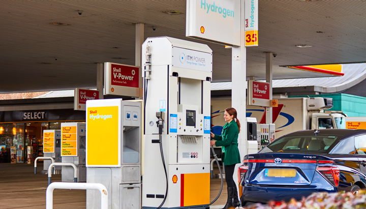 A customer refuels her hydrogen car at the Shell Beaconsfield service station in the UK (photo)