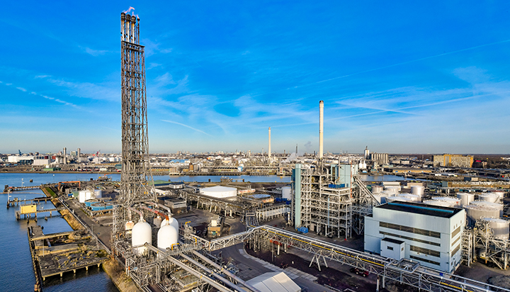 The flare tower at Pernis Refinery in the Netherlands. (photo)