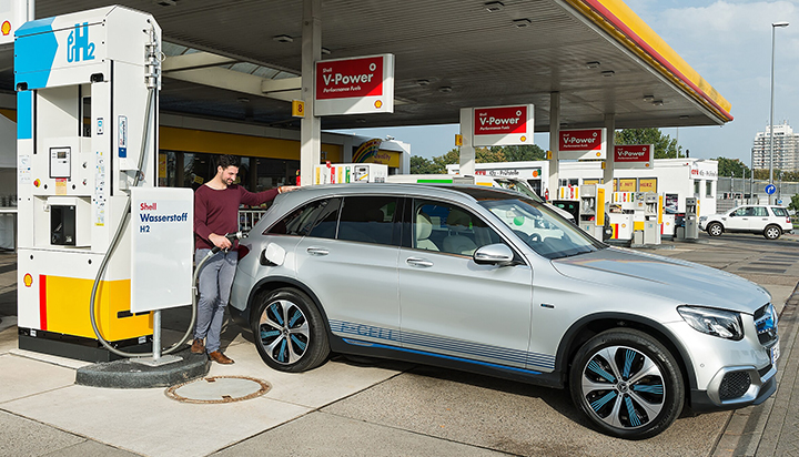 A man refuelling a hydrogen vehicle in Bremen, Germany. (photo)