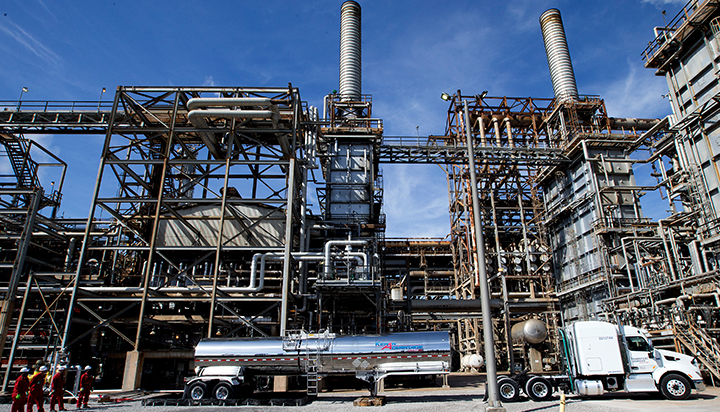 A tanker truck delivering liquid fuel made from plastic waste at the Shell Norco Manufacturing Complex, USA. (photo)