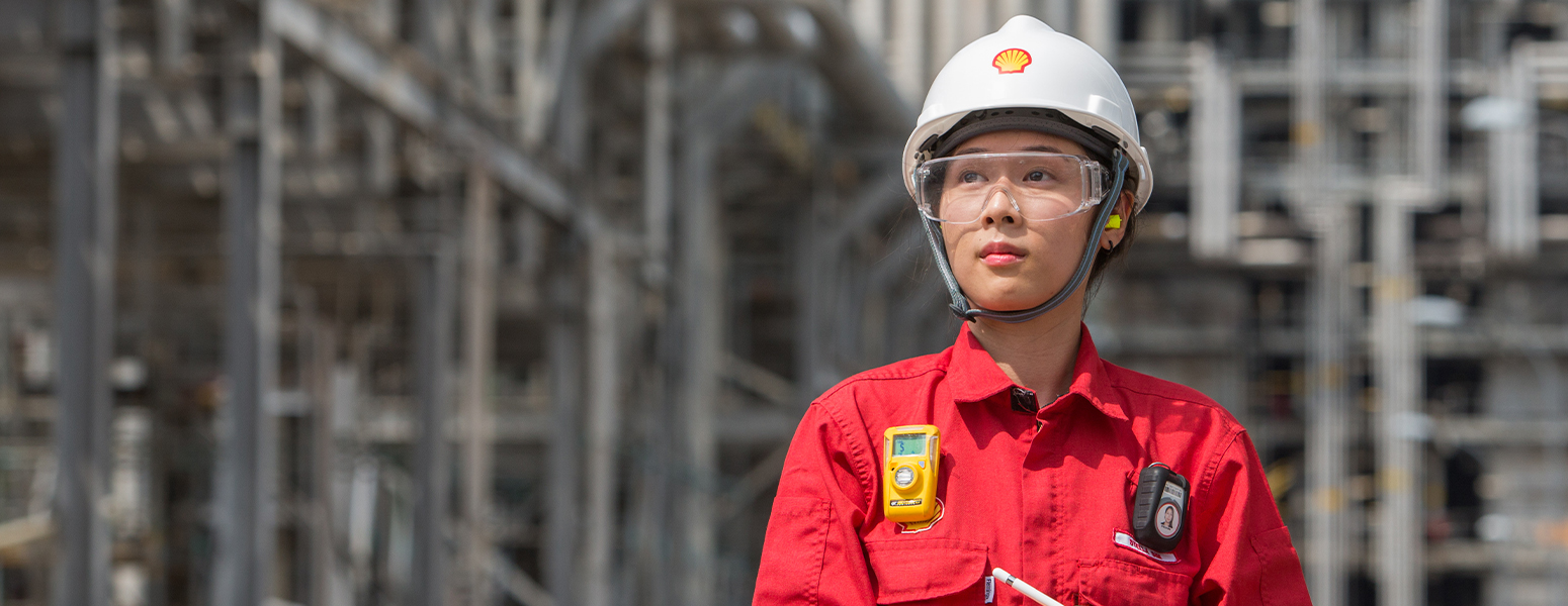 Woman with helmet and safety glasses inspecting the facility (photo)
