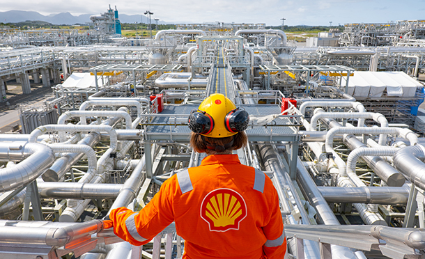 Worker looking over a big refinery (photo)