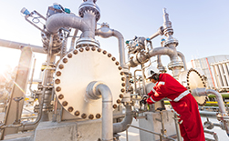 Worker working at the LNG regasification terminal in Gibraltar (photo)