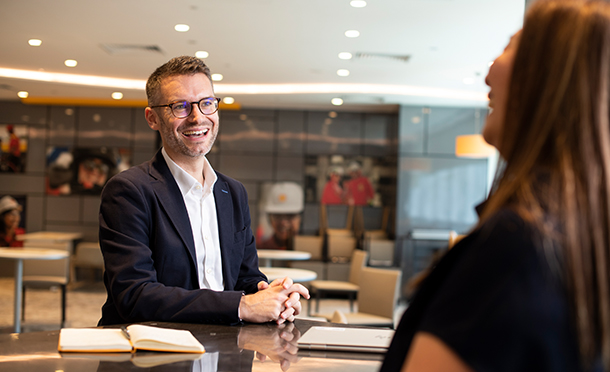 Man talking to a woman in a lounge (photo)