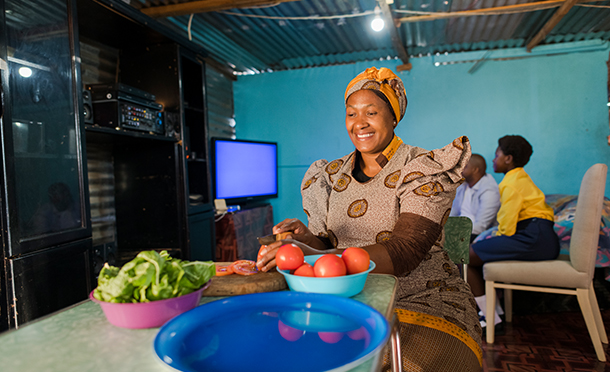 African woman cutting vegetables (photo)
