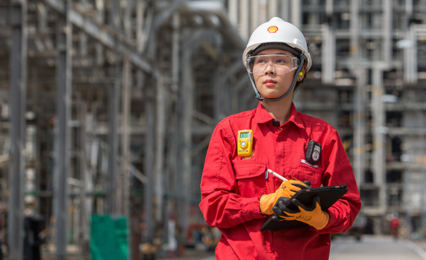 Woman with helmet and safety glasses inspecting the facility (photo)