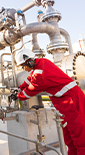 Worker working at the LNG regasification terminal in Gibraltar (photo)