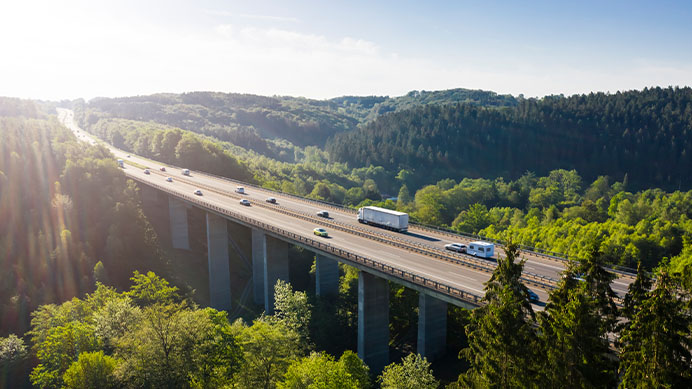 Traffic on Autobahn A4 near Wiehl, Bergisches Land region, North Rhine-Westphalia, Germany, Germany (photo)