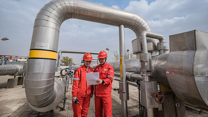 Two operators discussing the work instructions of pig receiver in the plant at Changbei, China 2023 (photo)