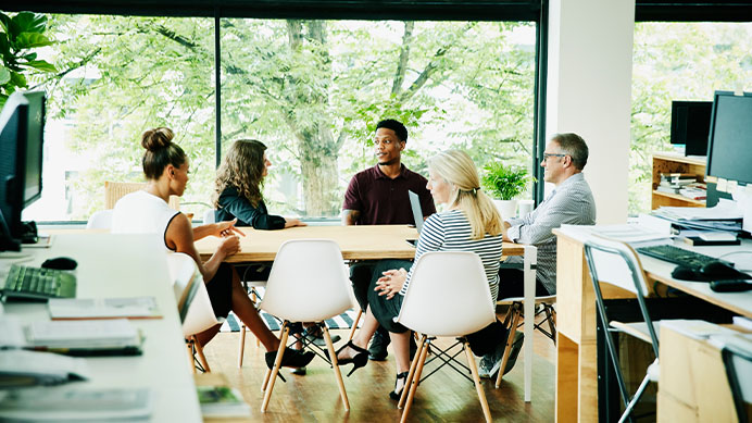 five Colleagues in planning meeting in high tech office (photo)
