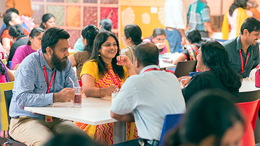 Employees having lunch at Shell Business Operations (SBO), Chennai, India, 2014 (photo)